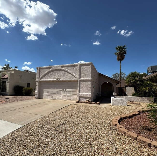 Building Photo - 3 BEDROOM WITH FIREPLACE AND LVP PLANK FLO... Rental