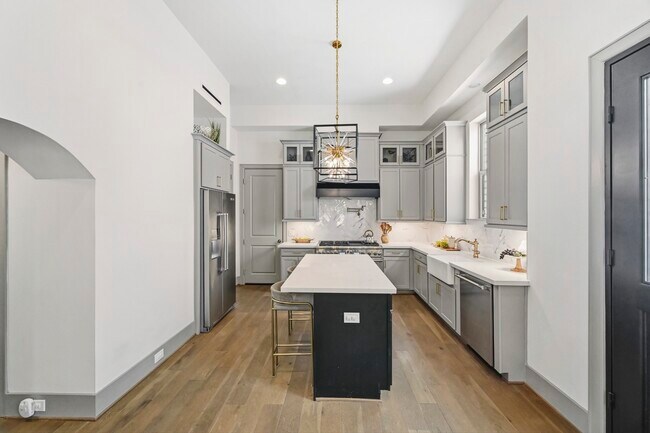 Photo - 523 W 25th St