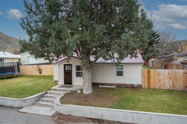 Photo - 471 W Elm St