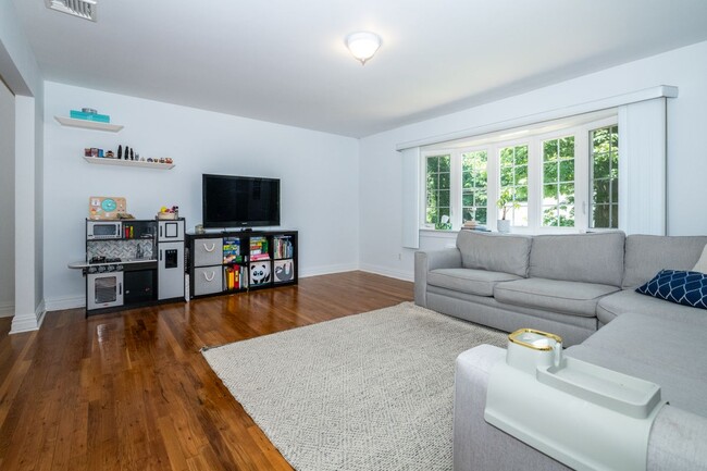 Photo - 18 Carlyle Pl