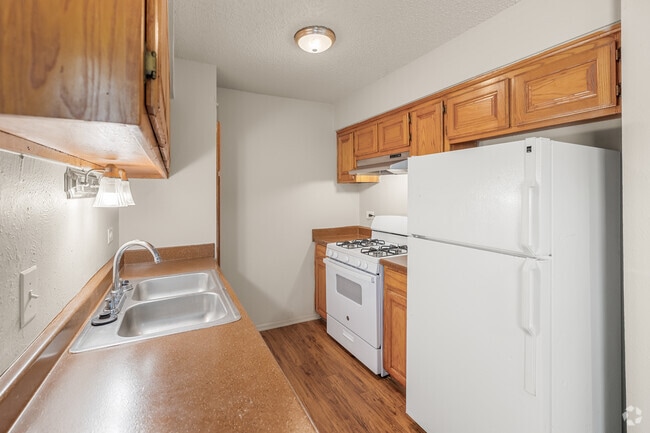 2BR, 1BA - 974SF - Kitchen