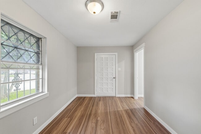 Photo - 1434 Marleen St