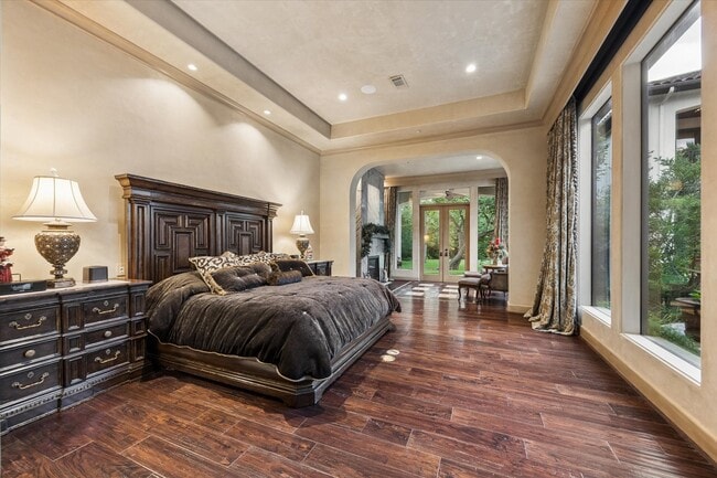 2 Lacewood Ln