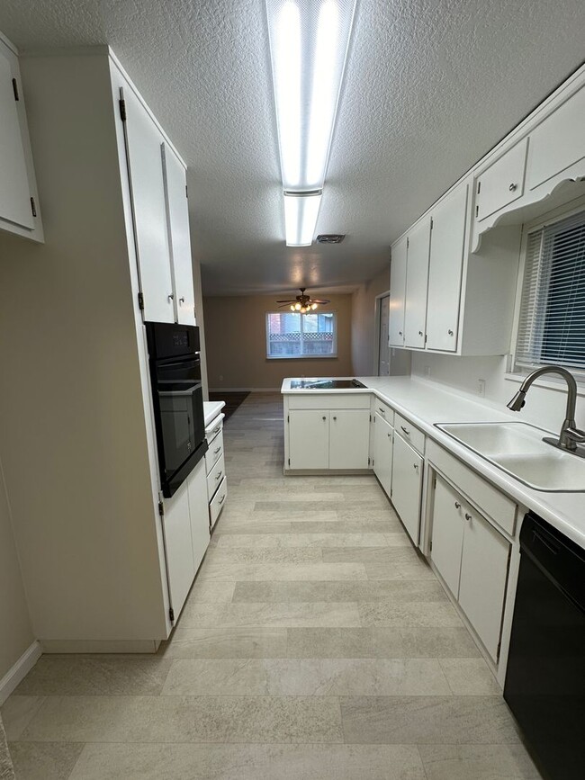Photo - 1424 Kent Way