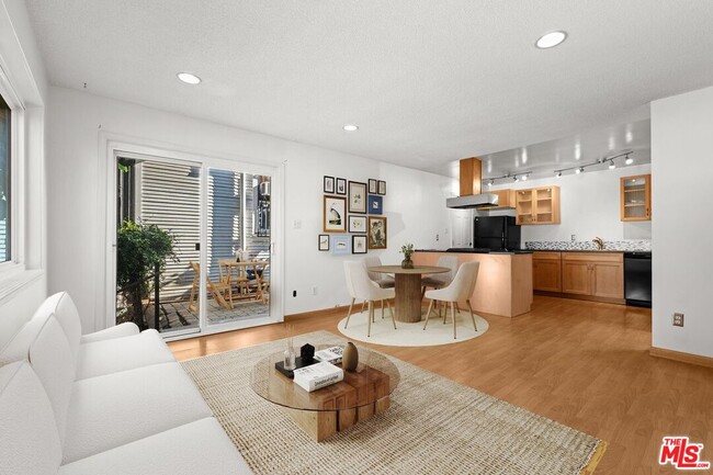 Building Photo - 648 N Grand Ave Unit 650 Rental