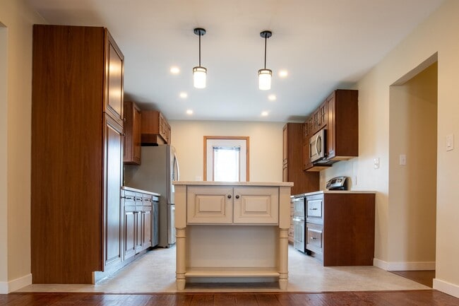 Photo - 868 Kernaghan Ave