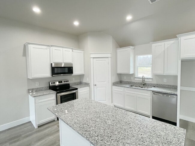 Photo - Cozy 3 bed, 2 bath in charming neighborhood