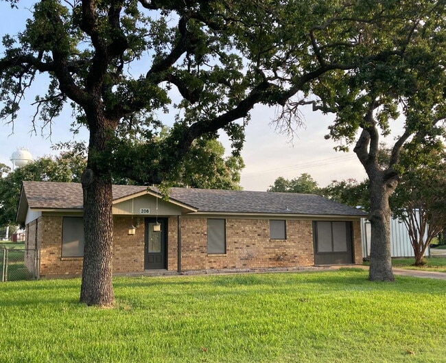 Building Photo - Adorable, Renovated 3/1 House with a Large Metal Shop
