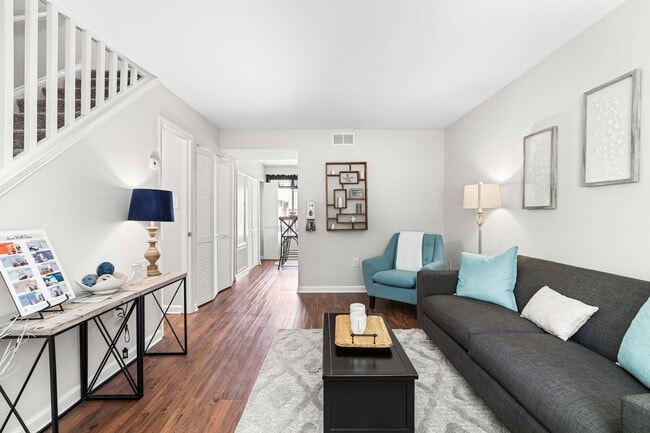 Living room - Brook Hill Townhouse - Students Save Up to...