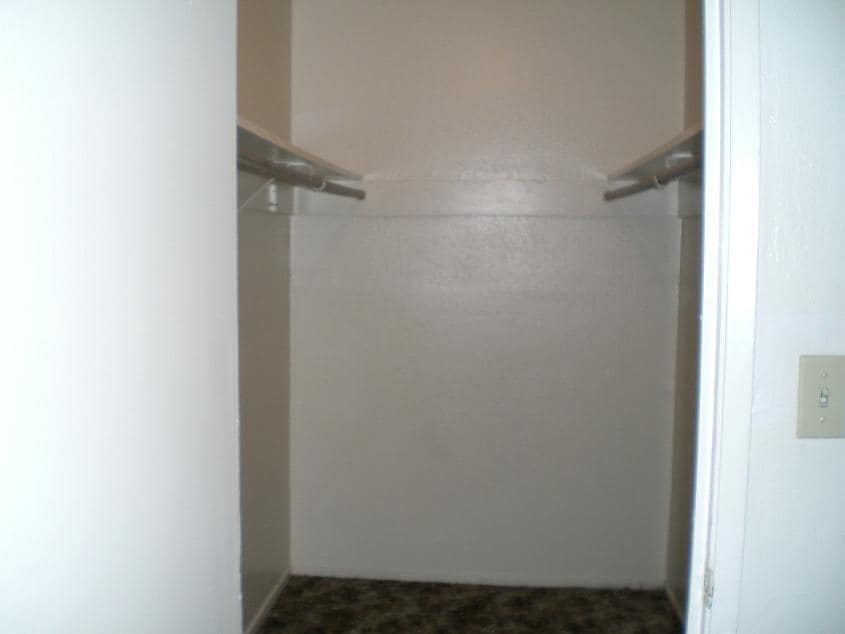 Vestidor - Lake Crest Apartments