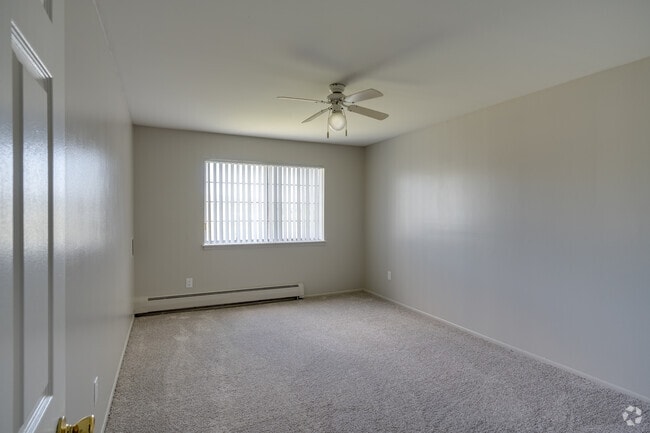 1BR, 1BA - 780SF - Bedroom