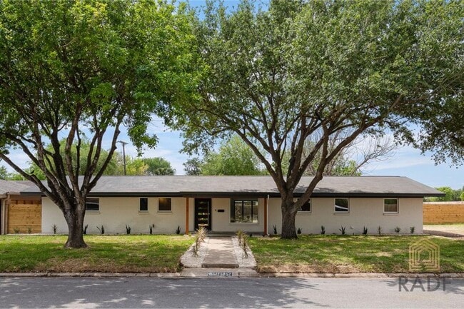 Building Photo - COMING SOON - SPACIOUS 4 BED 3 BATH HOME FOR RENT!!!