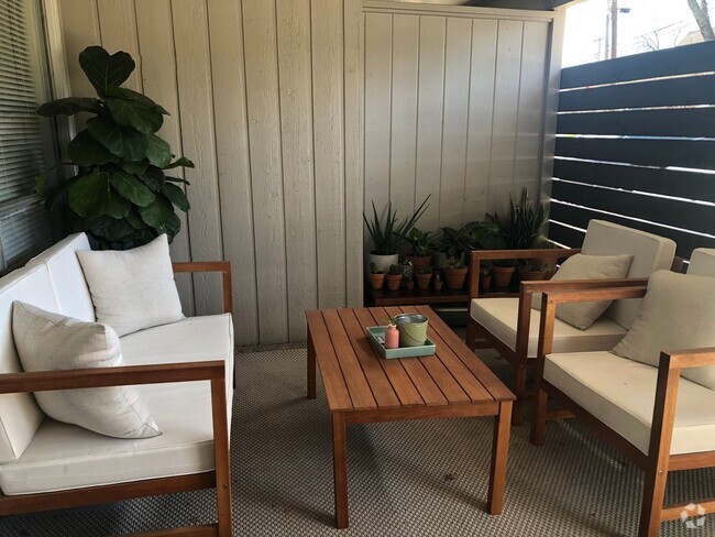 Building Photo - Amazing 1 bed 1 bath with off street parking. Unit 1 Rental