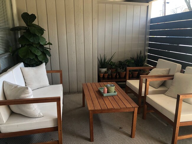 Amazing 1 bed 1 bath with off street parking. - Amazing 1 bed 1 bath with off street parking. Apartment Unit 1