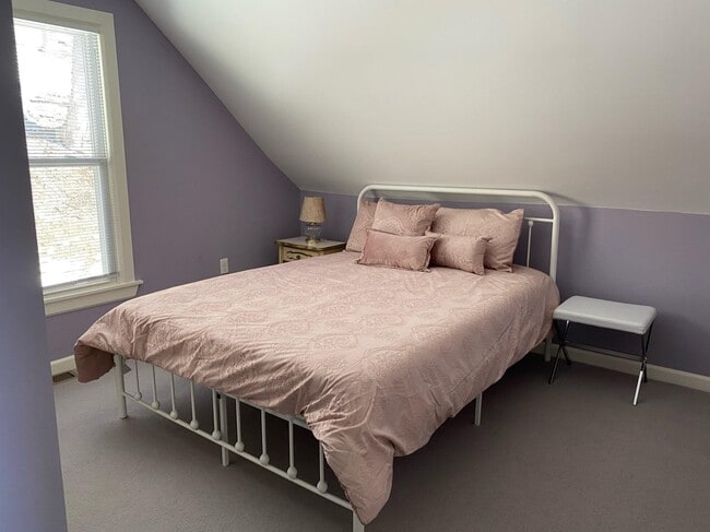 25 E Bow St