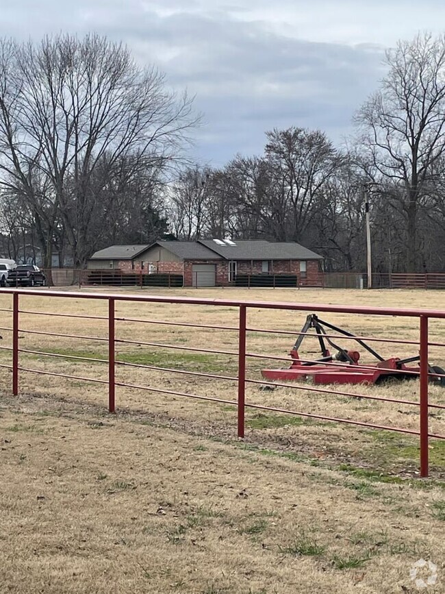 Building Photo - 3 bedroom 2 bath in Rogers, private road, ... Rental
