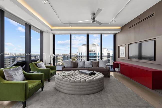 Building Photo - 5875 Collins Ave Unit PH7
