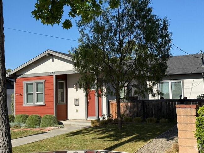Building Photo - 455 N Cypress St Rental