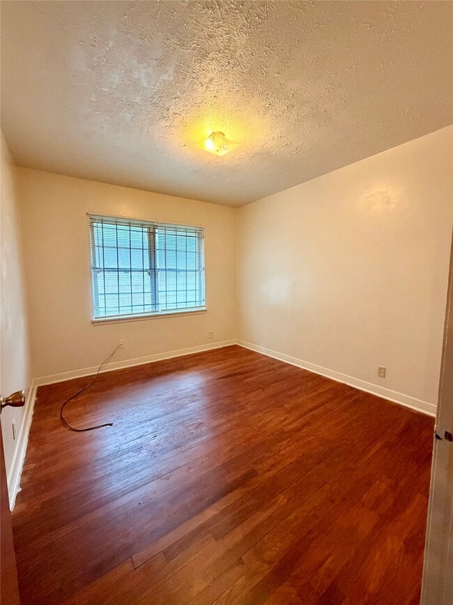Photo - 6211 Schevers St