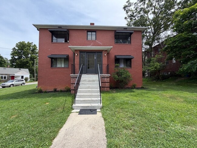 Building Photo - Central AVL - 1/1 Updated Apartment Ready Now!