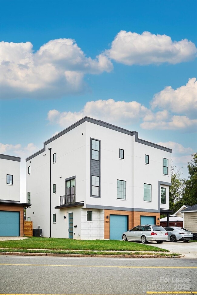 Photo - 1302 E 10th St