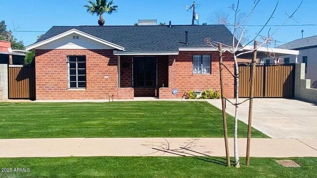 Building Photo - 1136 E Almeria Rd