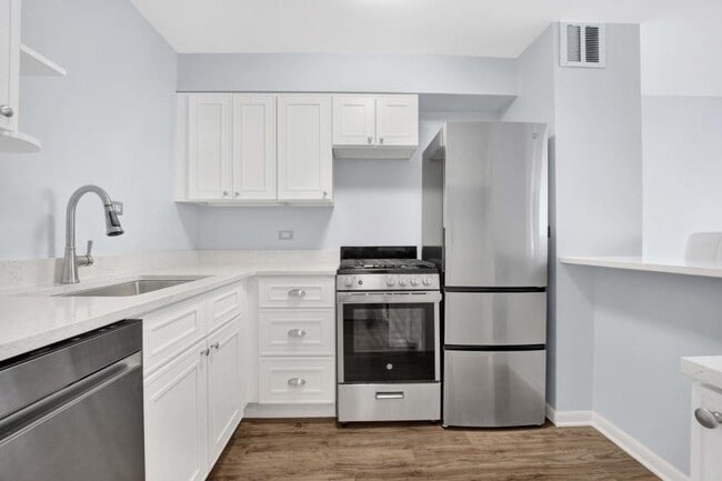 Building Photo - 1 bedroom in Chicago IL 60657 Unit 1213 Rental