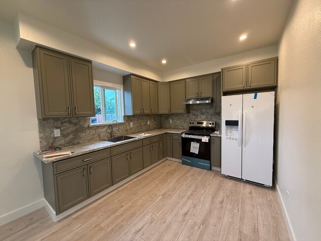 Kitchen - 37045 Dutra Way