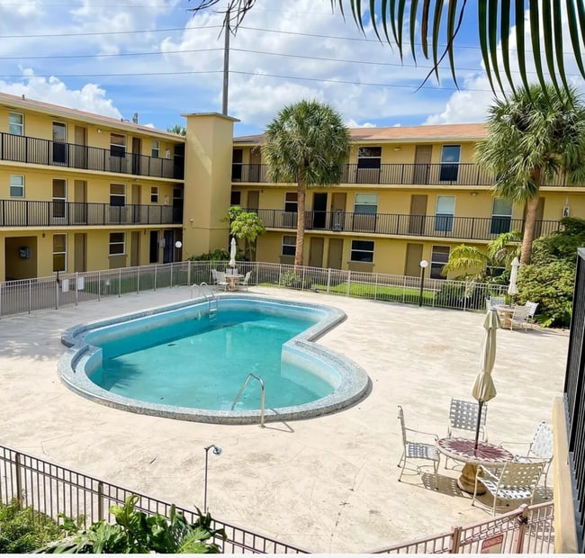 Building Photo - 241 S Royal Poinciana Blvd Unit 201