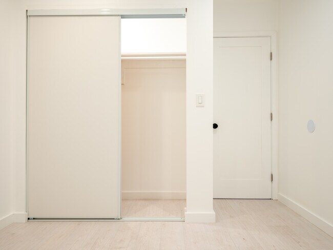 Bedroom Closet - 742 Earlham St Unidad 740