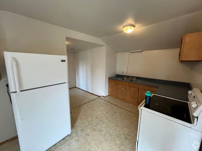 Building Photo - 1600 E 1st St Unit Upper Rental