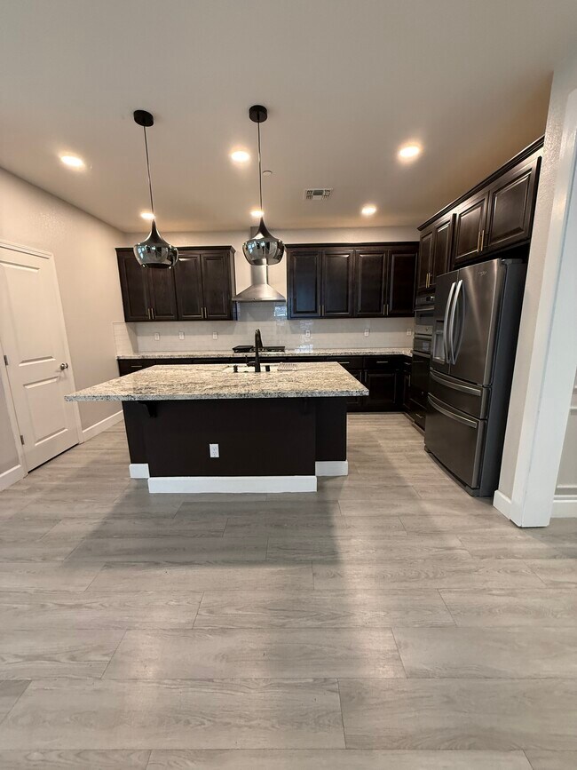 Photo - 2324 Henri Ln