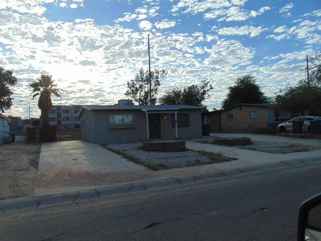 Building Photo - 2711 S Mesa Ave Rental