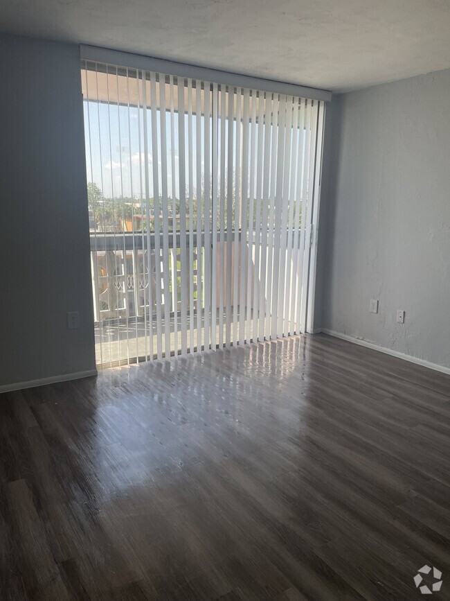 1 BR 1 BA 750 SQ FT Living Room - Marella Bay Rental