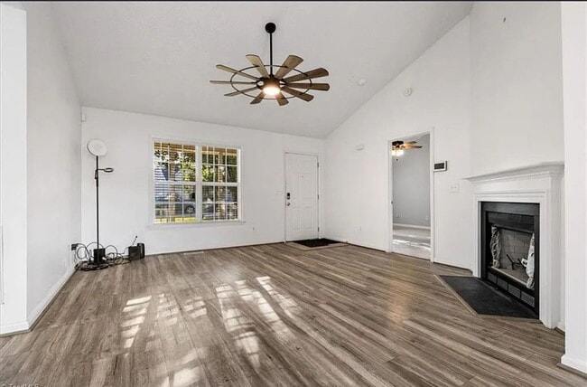 Photo - Charming 3Bed/2Bath house with 1 car garag...