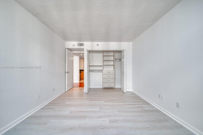 Photo - 770 Claughton Island Dr Unidad 1803