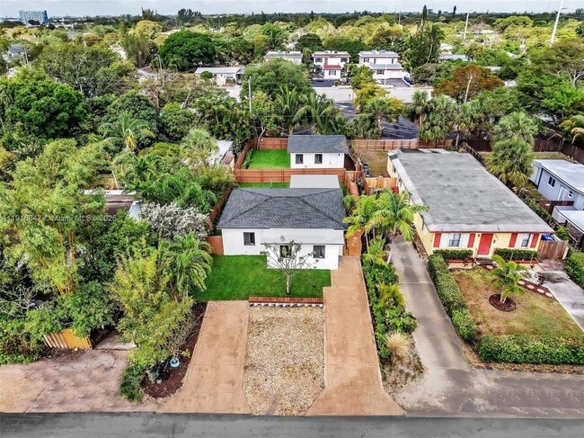 Building Photo - 1123 NE 1st Ave. Unit 1