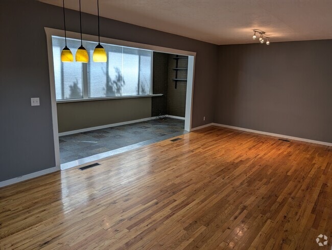 Building Photo - 1935 Douglas St Unit Apt 14