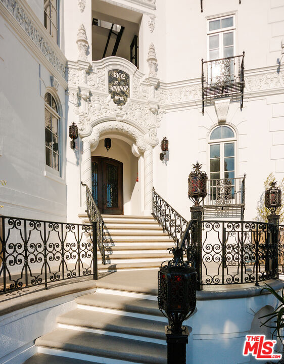 Building Photo - 1302 N Sweetzer Ave Unit 104