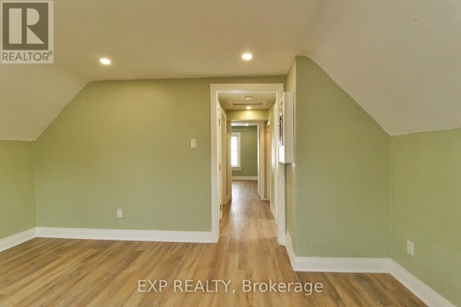 Photo - 1243 Langmuir Ave Unité Upper