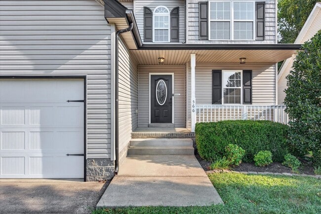 Photo - 566 Falkland Cir