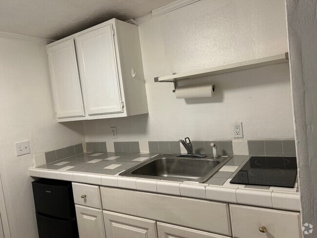 Building Photo - 411 N 8th Ave Unit Victorian charmer A Rental