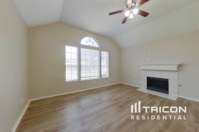 Photo - 589 Continental Dr