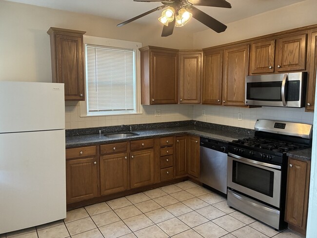Building Photo - 71 W Selden St Unit 1