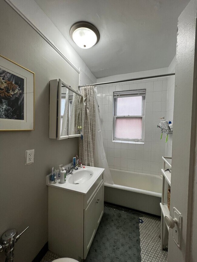 Photo - 1056 W Cornelia Ave Unit #2
