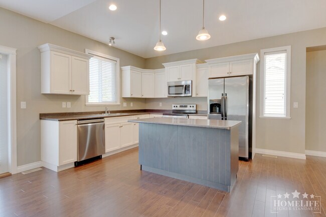 Comfortable & Spacious 3 Bed, 1 Den, & 2.5 Bath - Upper 2 floors of Home for Rent in Promontory!