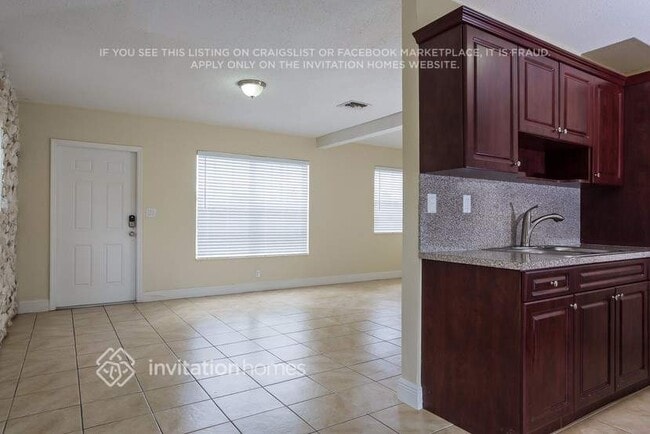 Photo - 810 N 69th Ave