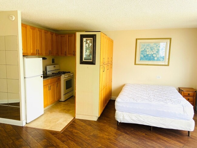 Building Photo - 750 Amana St Unit 1408