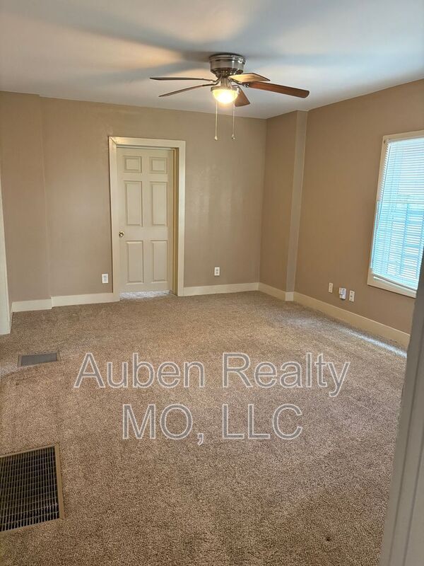 Photo - 3808 Wyandotte St Unit 1