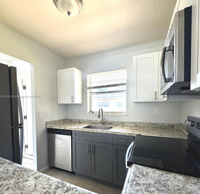 Building Photo - 430 SE 2nd Ave Unit 4 Rental